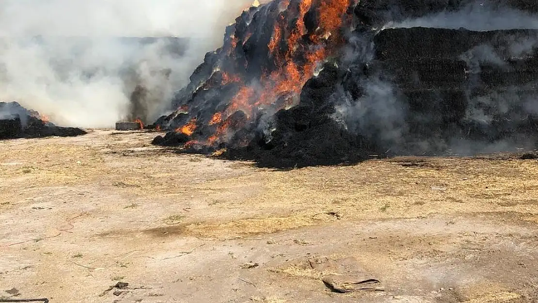 Konya'da saman ve yonca balyaları alev alev yandı