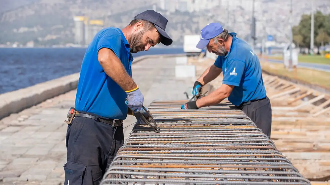 Kordon'da deniz taşkınlarını önlemek için beton bariyer yapılıyor