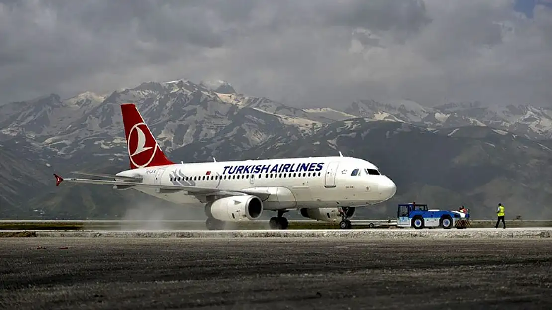 Korku dolu anlar! Hakkari'de uçak pistten çıktı