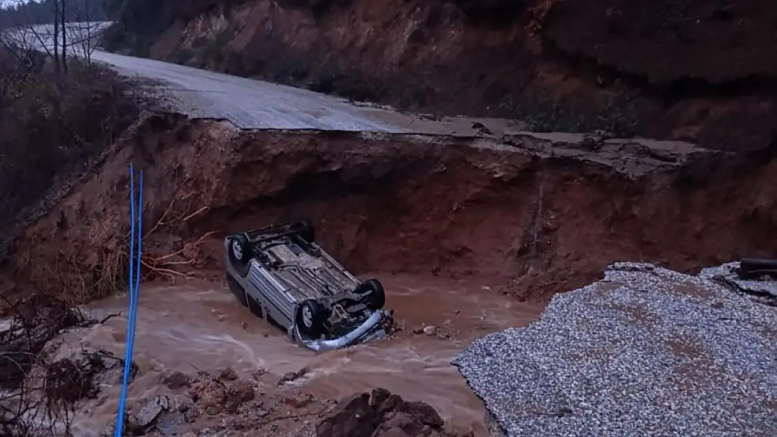 Korku dolu anlar: İzmir'de asfalt yol çöktü