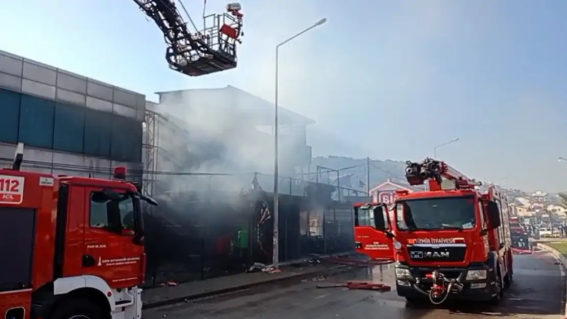 Korku dolu anlar: İzmir'de tarım marketi alevlere teslim oldu