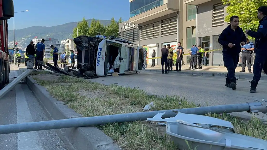 Korkunç kaza: Polis aracı takla attı: Yaralılar var