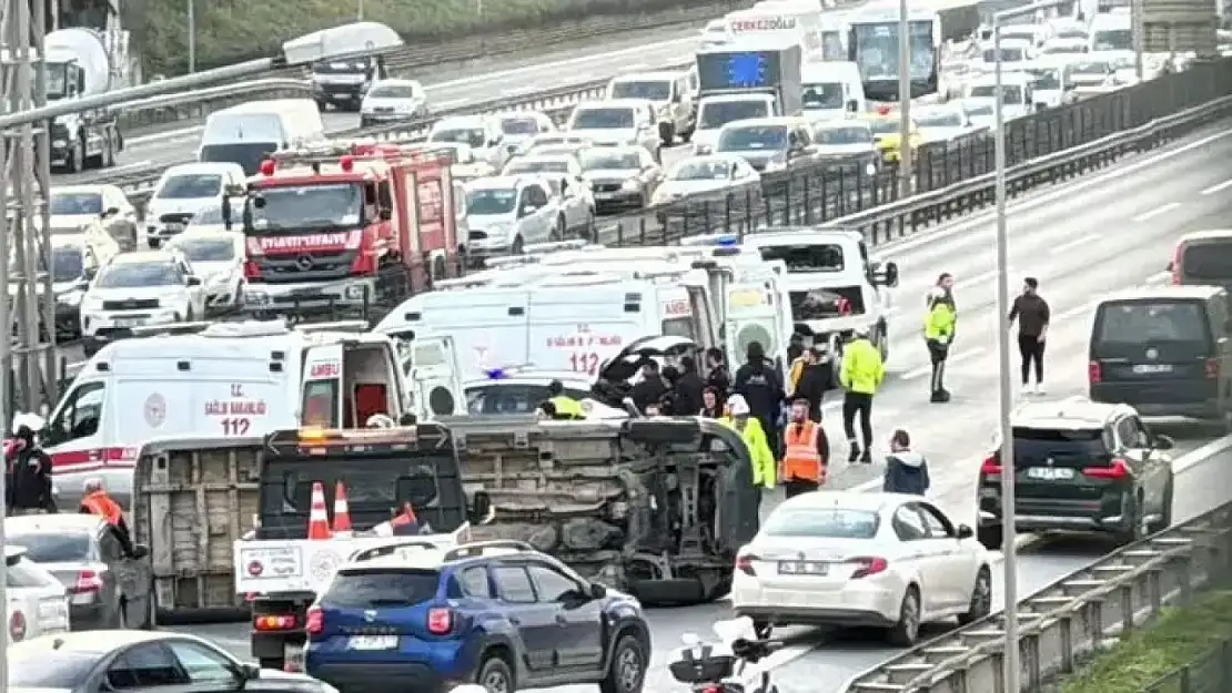 Korkunç kaza: TEM'de okul servisi devrildi!