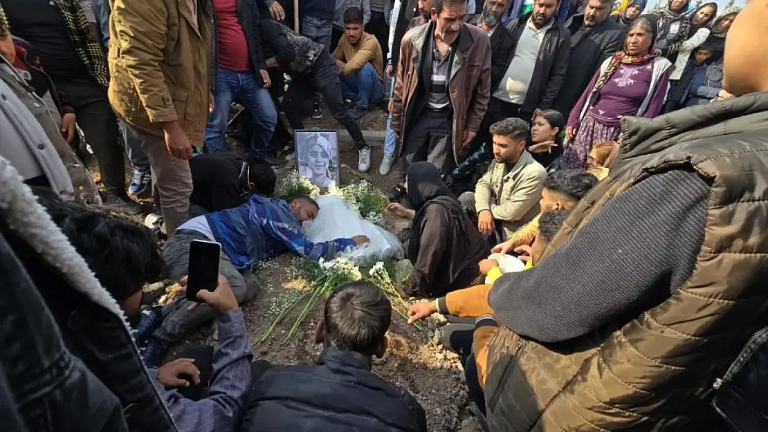 Küçük Şirin gözyaşlarıyla uğurlandı: Mezarına bırakılan gelinlik tepki topladı!