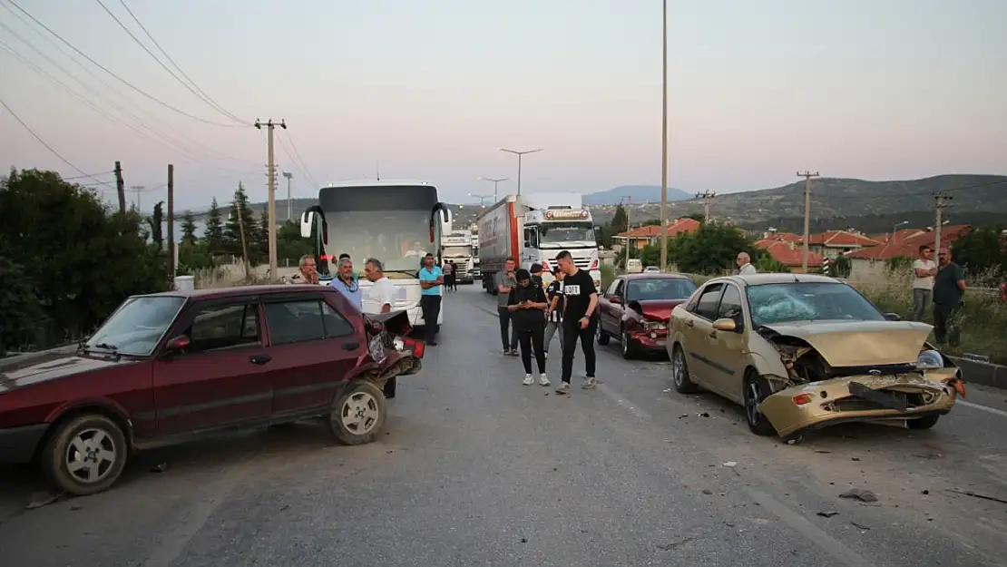 Kula’da lastiği patlayan bir tır zincirleme kazaya neden oldu