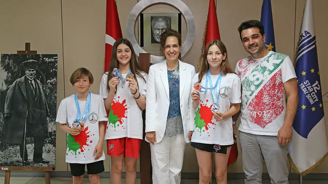 Kupa ve madalyalarla Yıldız Ünsal'a ziyaret