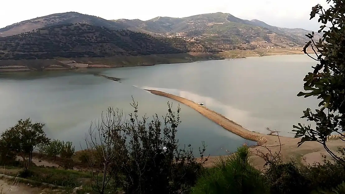 Kuraklıktan etkilenen Beydağ Barajı’na iki çaydan ilave su aktarılıyor