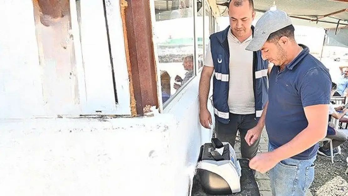 Kurban pazarında sahte paraya karşı para sayma makinesi kuruldu