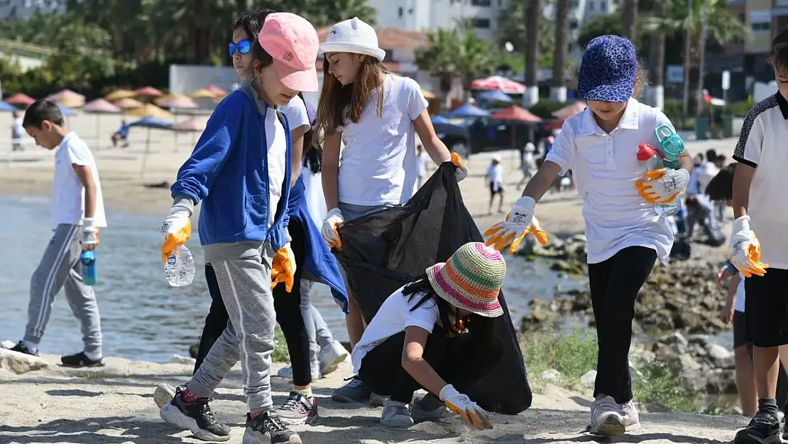 Kuşadası Körfezi’nden kilolarca atık çıktı