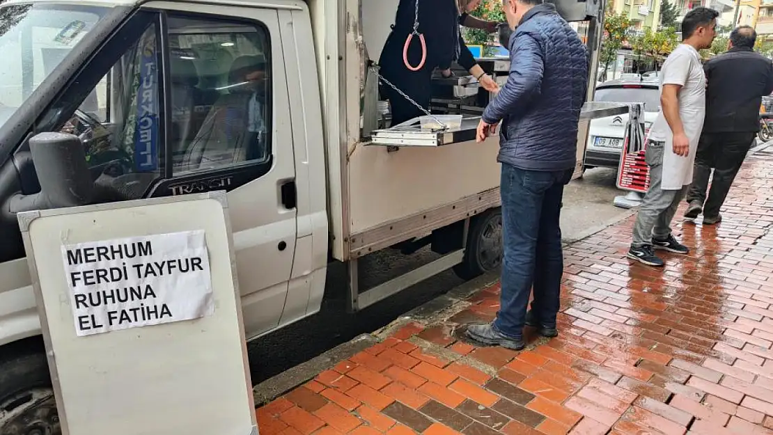 Kuşadası'nda Ferdi Tayfur anısına bin kişilik lokma döktürüldü