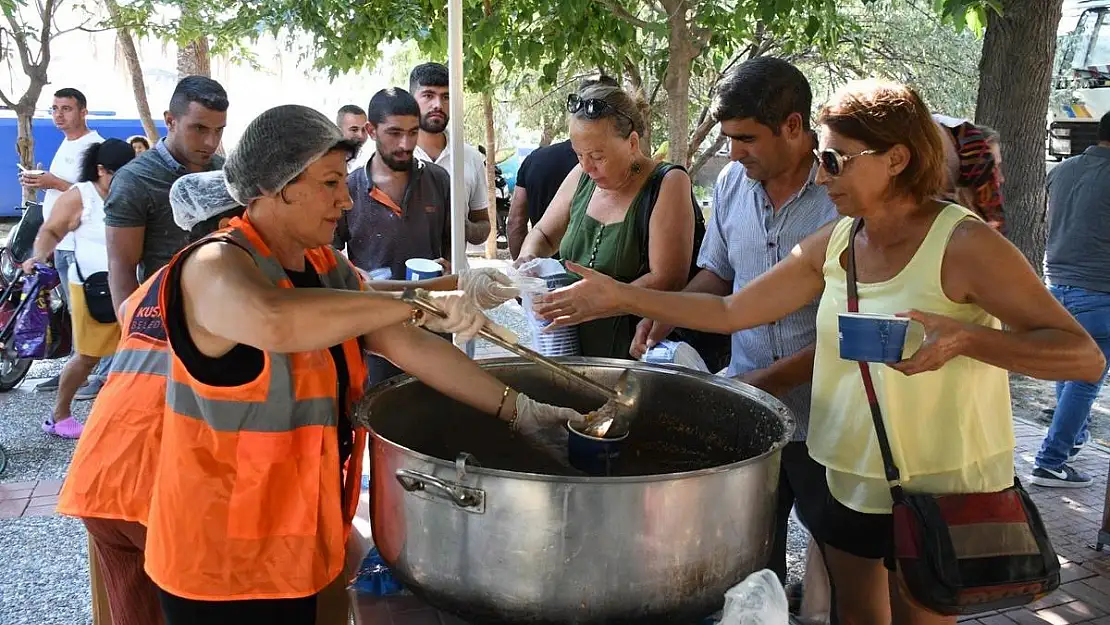 Kuşadası’nda 10 bin kişilik aşure ikramı