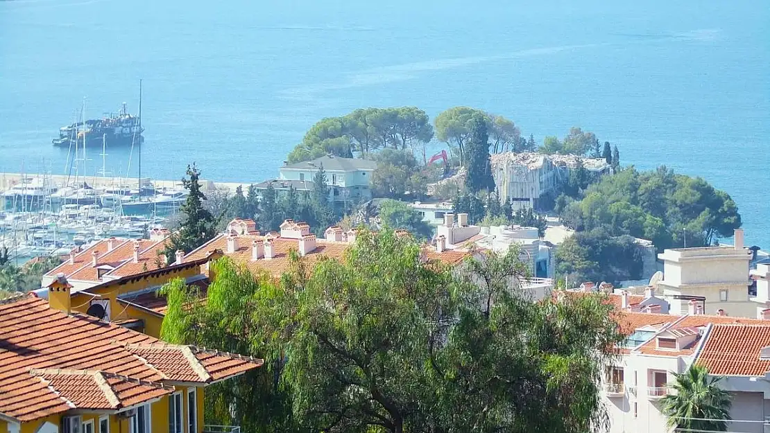 Kuşadası’nda bir tarih yıkıldı