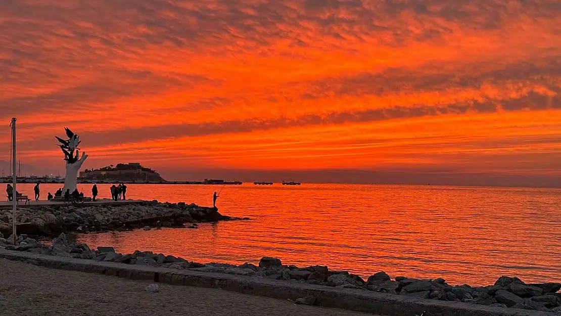 Kuşadası’nda gün batımı seyirlik görüntü oluşturdu