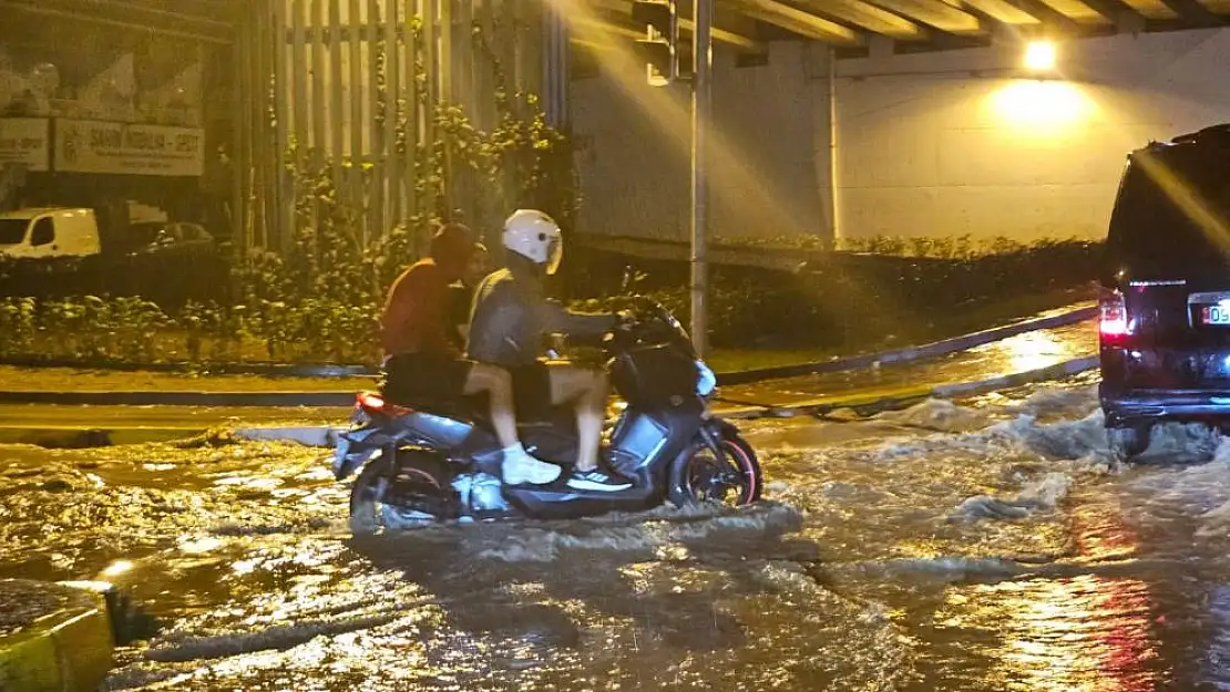 Kuşadası'nda  sağanak yağış yolları göle çevirdi