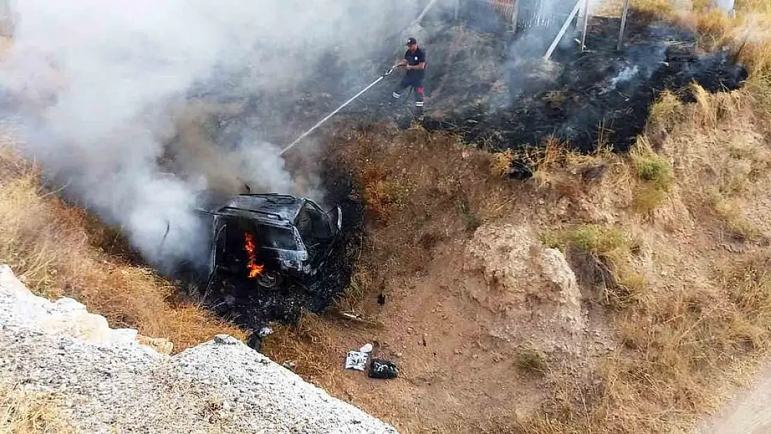 Kütahya-Afyonkarahisar yolunda kaza araç alev aldı