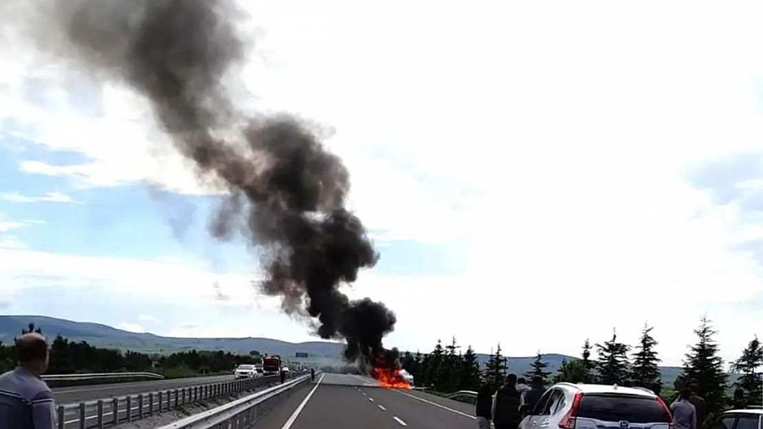 Kütahya'da seyir halinde olan bir otomobil alev topuna döndü