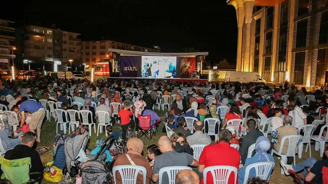 Kütahyalılar açık havada sinema keyfi yaşadı