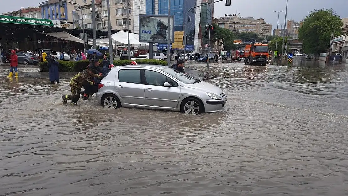 Kuvvetli yağışta araçlar suya gömüldü