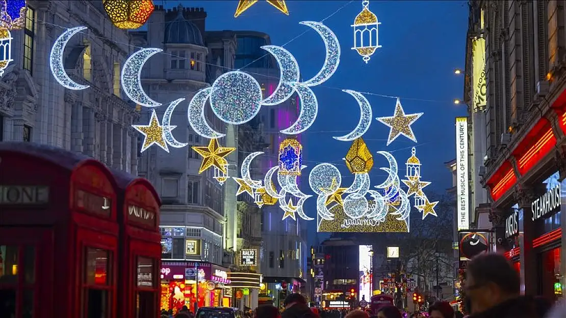 Londra'nın caddeleri Ramazan ayı için aydınlatıldı!