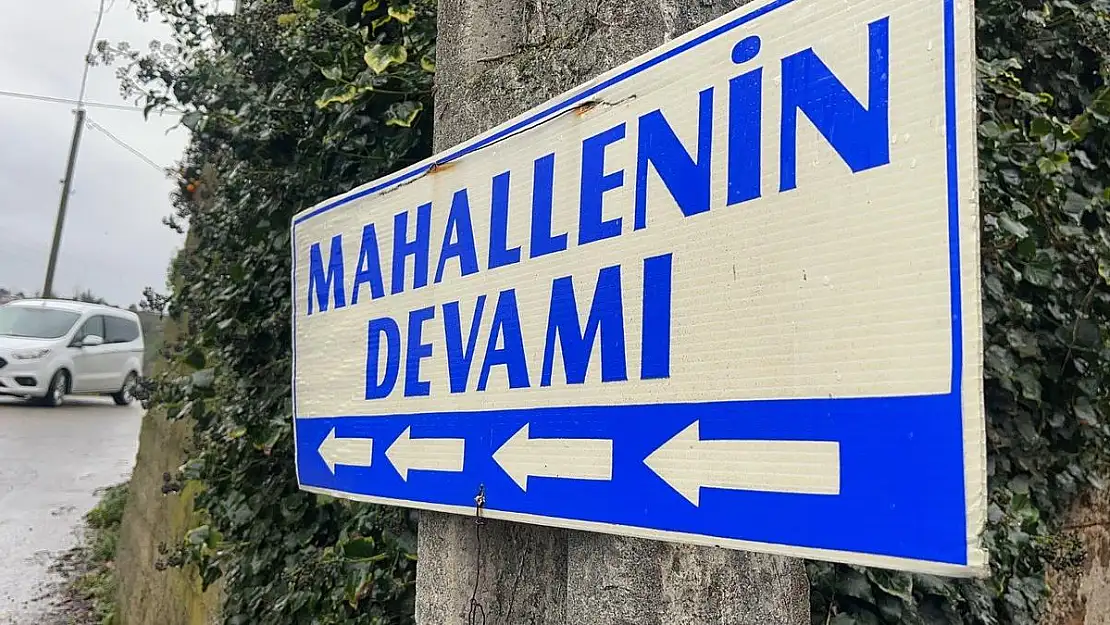 Mahallenin devamını tabelayla gösteriyor