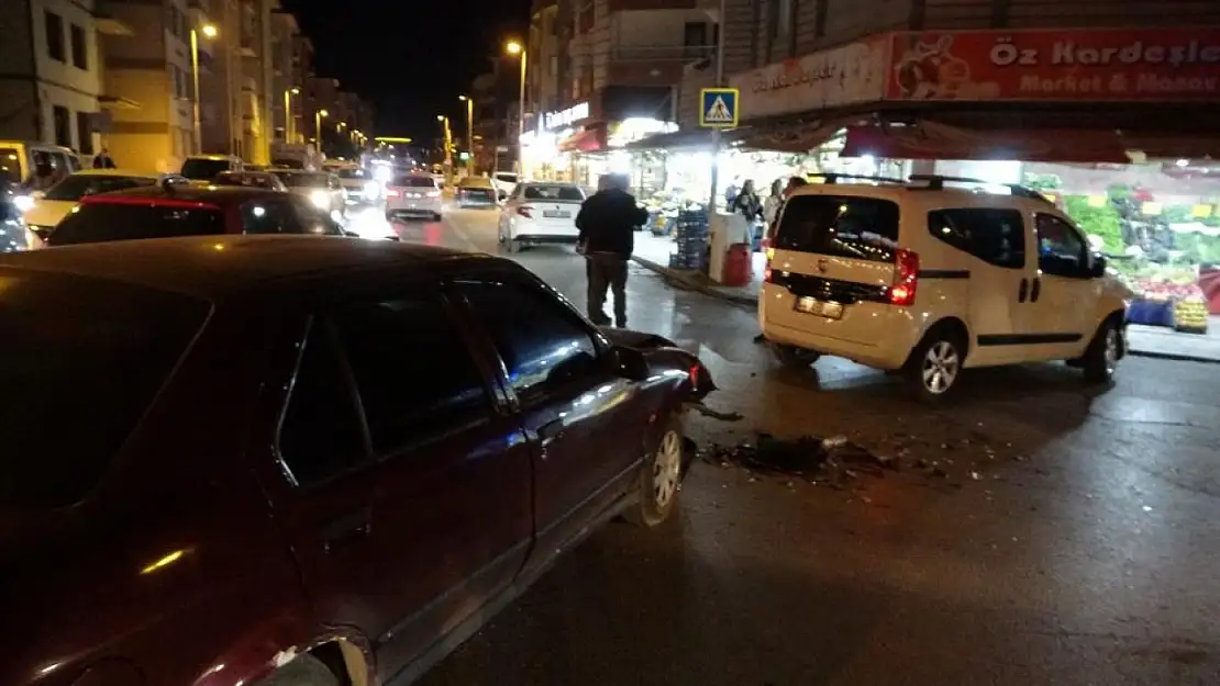 Malatya'da trafik kazası: Otomobil ile hafif ticari araç çarpıştı!