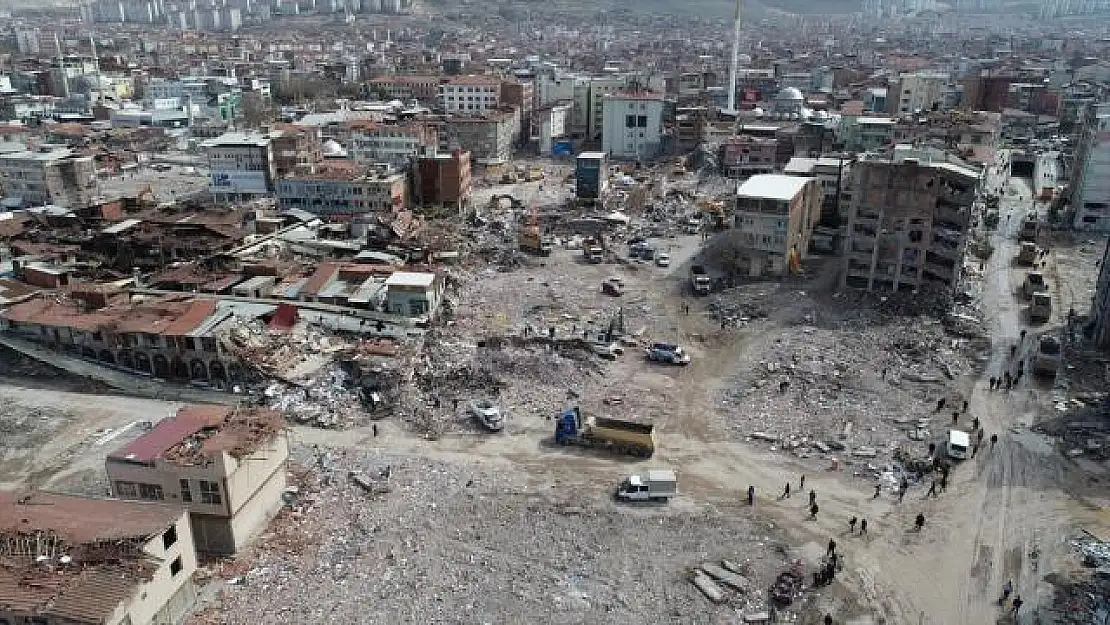 Malatya’da 5 katlı ağır hasarlı bina çöktü