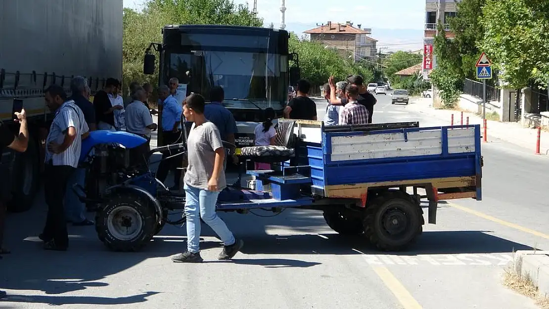 Malatya’da MOTAŞ’ın hatlarını iptal ettiği mahalleli çapa motoru ile yol kesti