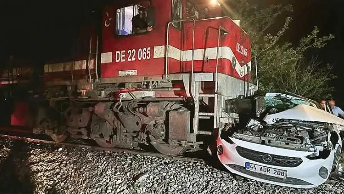 Malatya'da otomobile tren çarptı