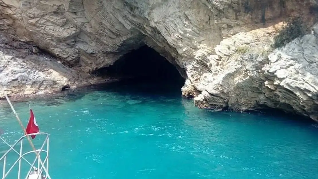 Maldivler mi Urla mı? Bu deniz mağarasını gören inanamıyor!