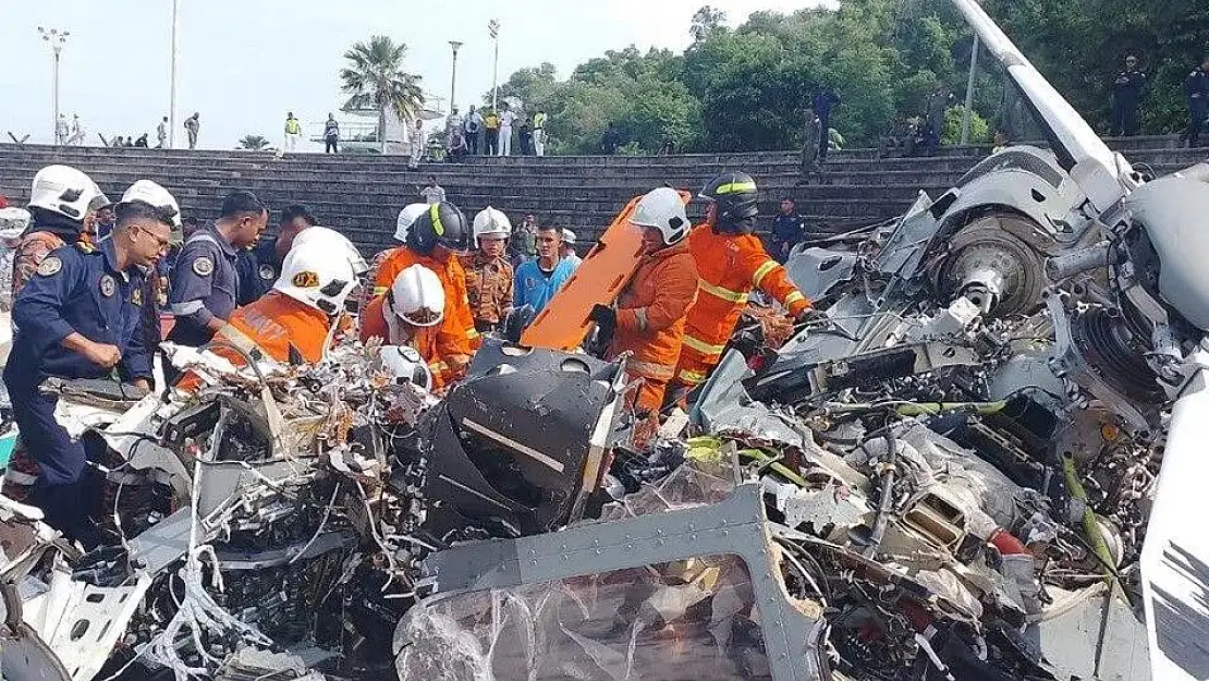 Malezya'da askeri helikopterler çarpıştı:10 ölü