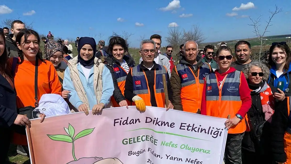 Malkara AFAD Gönüllüleri 'Geleceğe Nefes İçin' fidanları toprakla buluşturdular