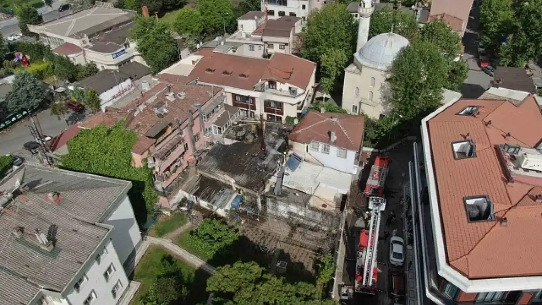 Maltepe'de tarihi Yalı Hamamı'ndan alevler yükseldi