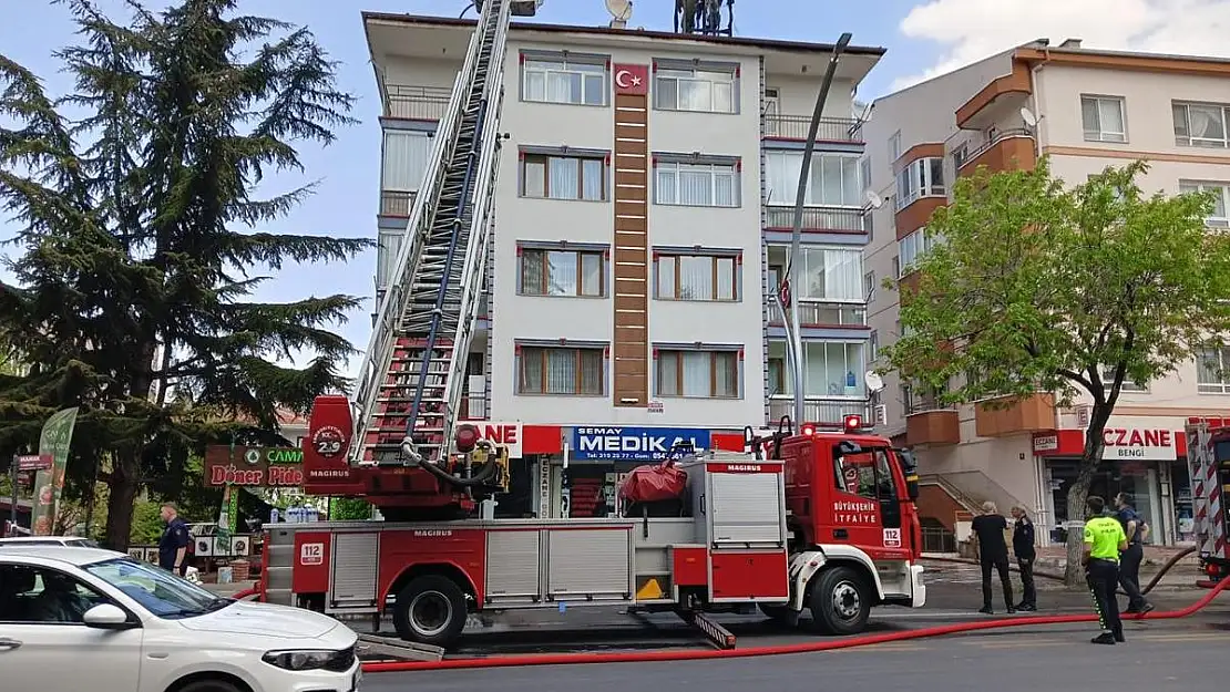 Mamak’ta 4 katlı binada yangın