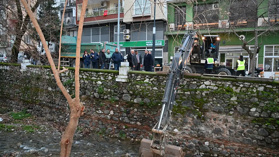 Manisa Büyükşehir Belediyesi'nden Çaybaşı Deresi'nde hummalı çalışma