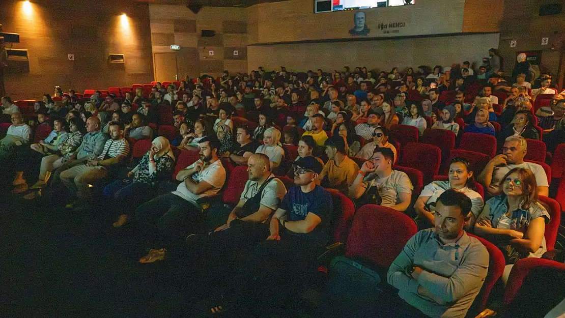 Manisa'da kalpleri ısıtan film: 'İşte Babam' sahnedeydi