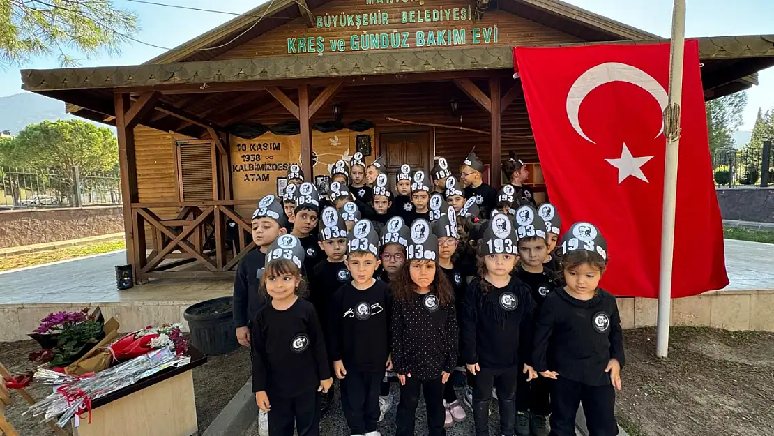 Manisa'da miniklerden Atatürk'e minnet dolu anma töreni