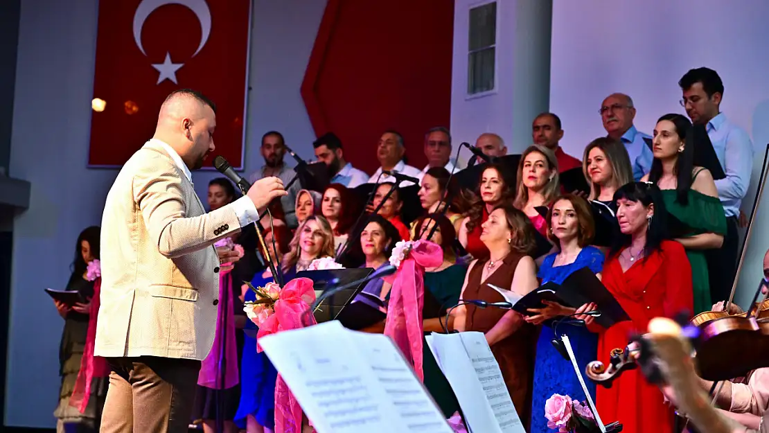 Manisa'da türkü rüzgârı esti: Koro ayakta alkışlandı!