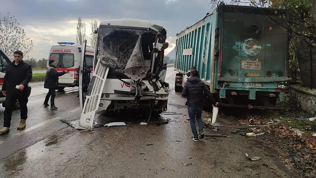 Manisa'da feci kaza: 5'i ağır 17 yaralı