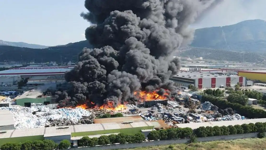 Manisa’da geri dönüşüm tesisinde yangın çıktı