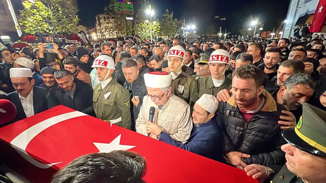 Manisa’da şehidin cenazesinde Özgür Özel’e protesto!