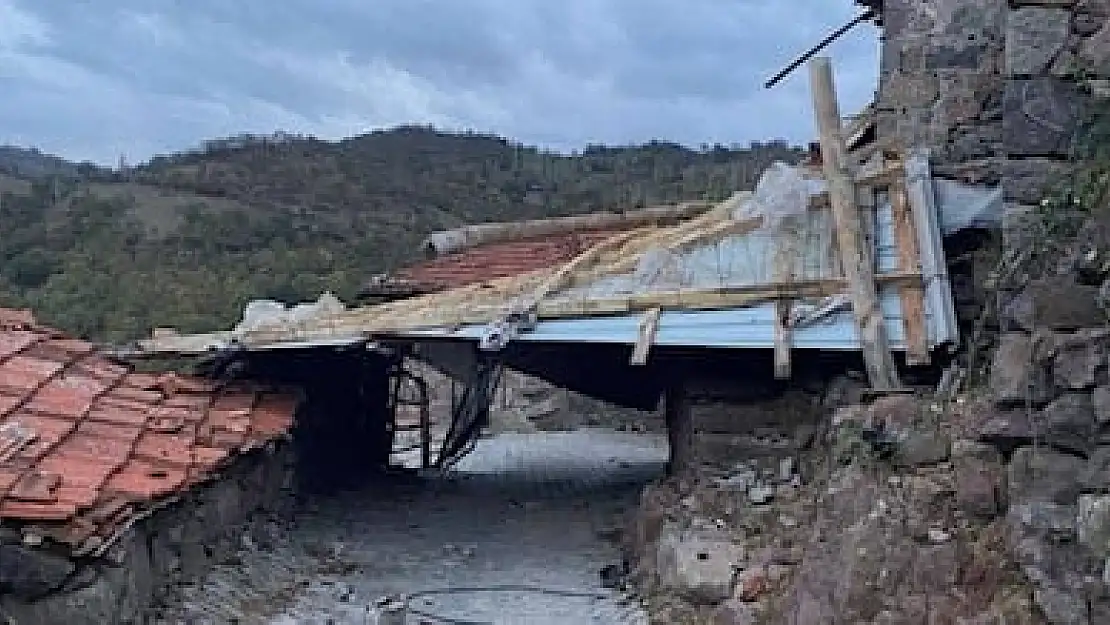 Manisa’da uçan çatının altında kalan şahıs hayatını kaybetti