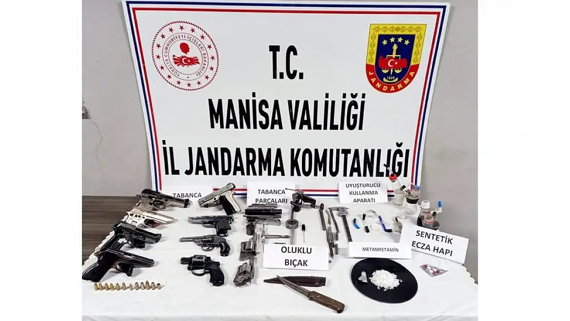 Manisa’da uyuşturucu baskınında 8 adet ruhsatsız tabanca ele geçirildi