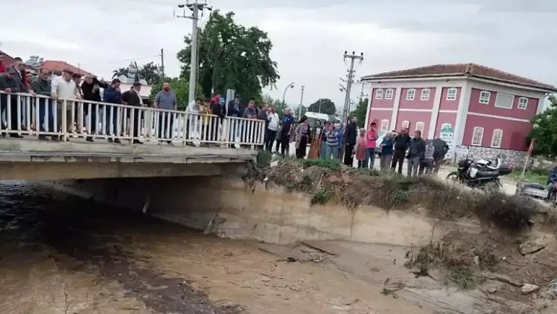 Manisa’da vatandaşlar sel sularının gelişini meraklı bakışlarla izledi