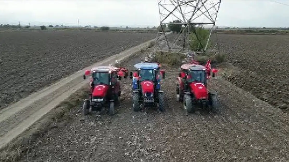 Manisalı çiftçi 100’üncü yılı traktörle kutladı