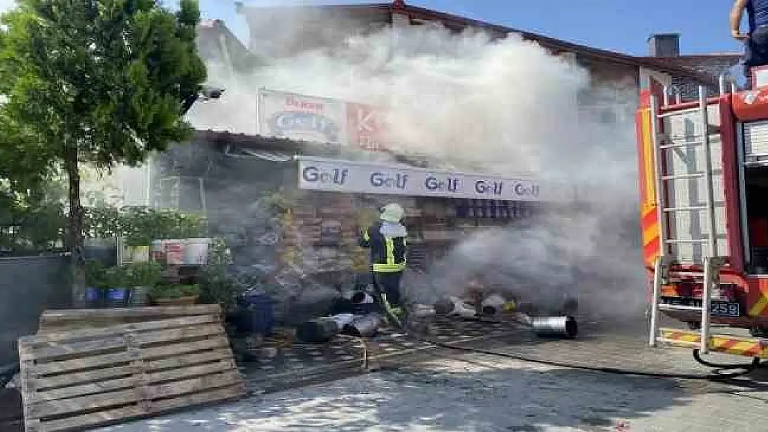 Manisa'nın Kula ilçesinde bir markette yangın çıktı