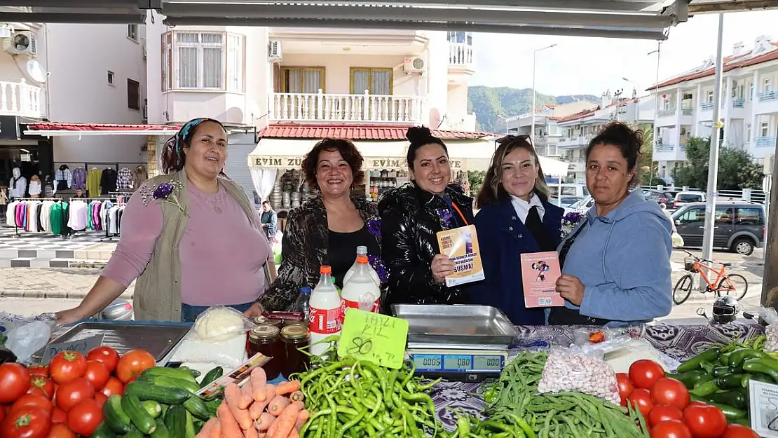 Marmaris’te kadınlara hem broşür hem çiçek dağıtıldı