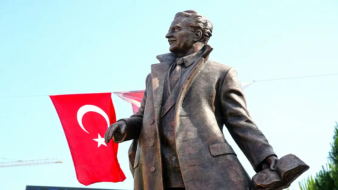 Mavi gözlü dev şair, Karşıyaka'da anıldı