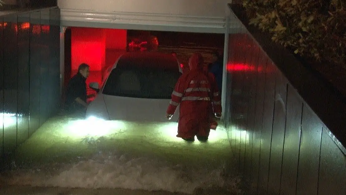 Mavişehir’de otoparkı  su bastı! Lüks araçlar sular altında kaldı