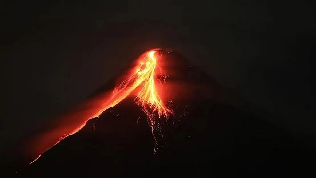 Mayon Yanardağı patladı! Binlerce insan kaçıyor!