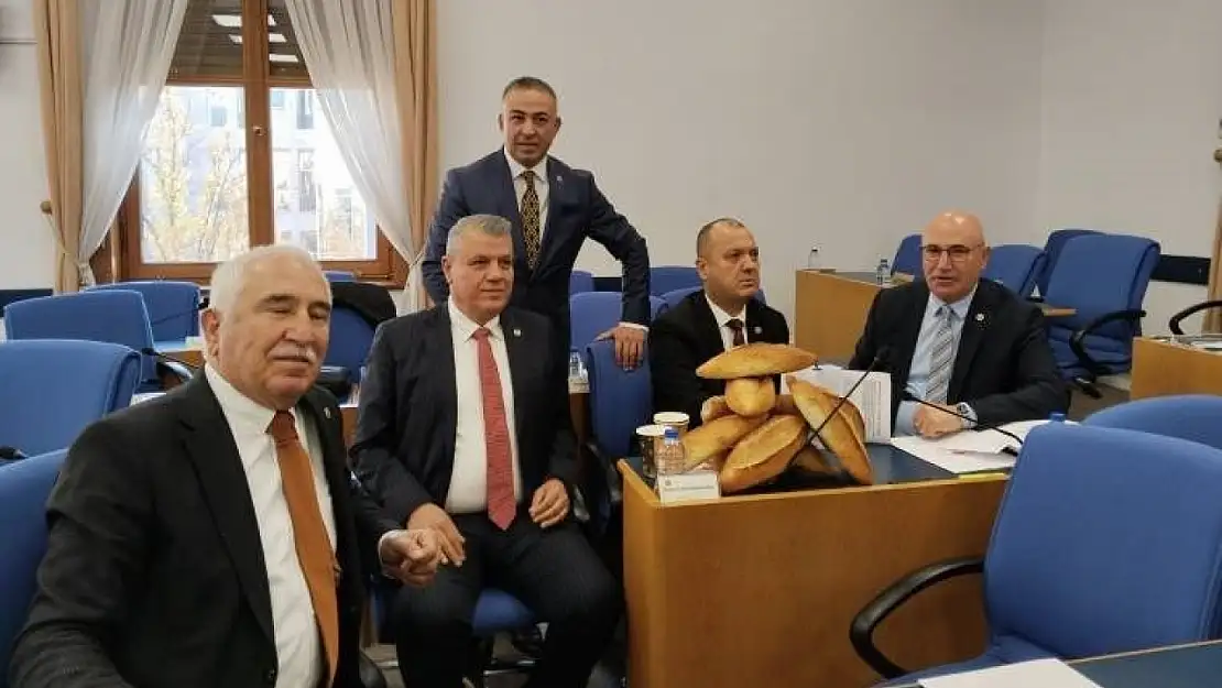Mecliste tansiyon yükseldi: 'Tezek ve ekmek' tepkisi gündemde